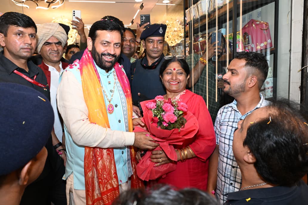 फूलों की बरसात : दुकानदारों ने सीएम सैनी का किया ग्रैंड वेलकम; टैक्स रियायत पर जनता-व्यापारी दोनों झूमे 